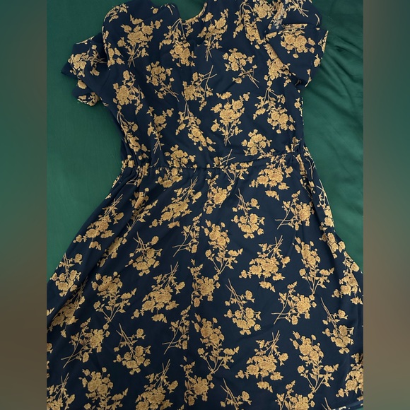 Short Sleeve Black Floral Design Dress - Picture 3 of 4